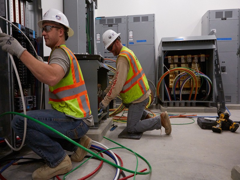 How to Choose the Right Commercial Electrician for Your Business